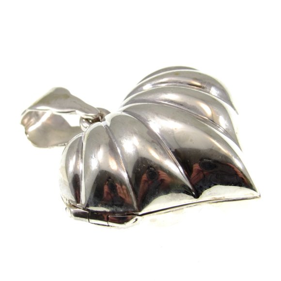 Solid 925 Sterling Silver Scalloped Clamshell Heart Keepsake Locket Pendant - Picture 4 of 6